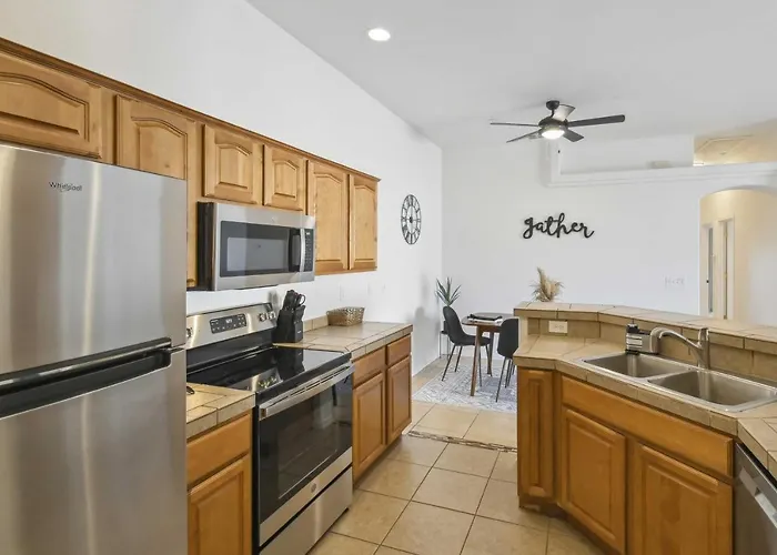 Holiday home 1 Mi To Lake: Airy W/ Patio In Havasu!