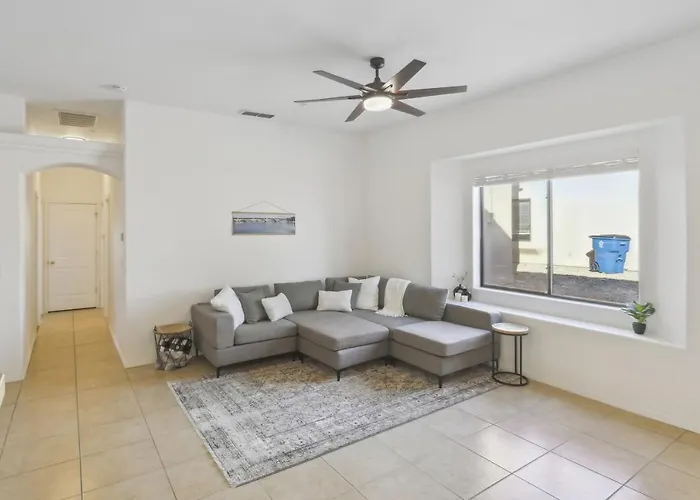 1 Mi To Lake: Airy W/ Patio In Havasu! Holiday home *