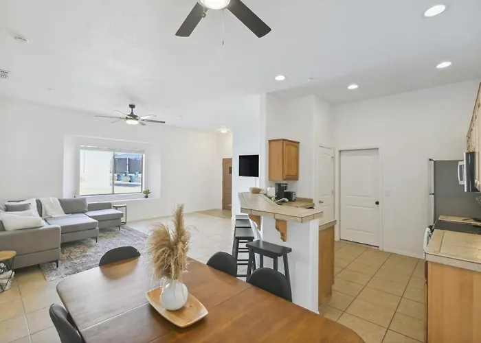 Holiday home 1 Mi To Lake: Airy W/ Patio In Havasu! *