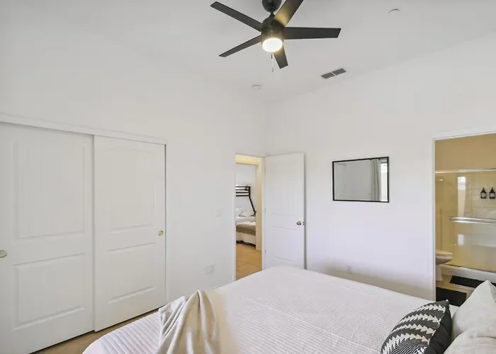 1 Mi To Lake: Airy W/ Patio In Havasu! Holiday home *