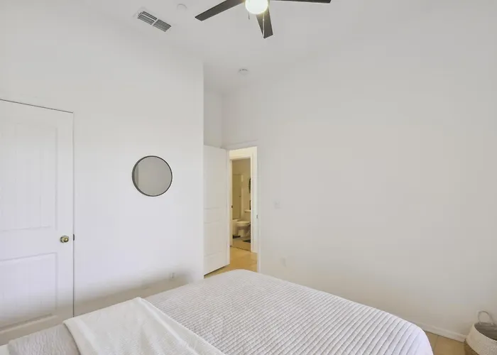 1 Mi To Lake: Airy W/ Patio In Havasu! Holiday home Lake Havasu City