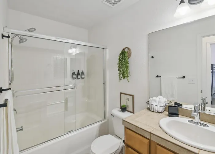 1 Mi To Lake: Airy W/ Patio In Havasu! Holiday home *