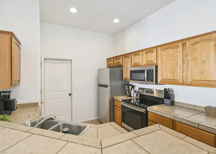 1 Mi To Lake: Airy W/ Patio In Havasu! Holiday home Lake Havasu City